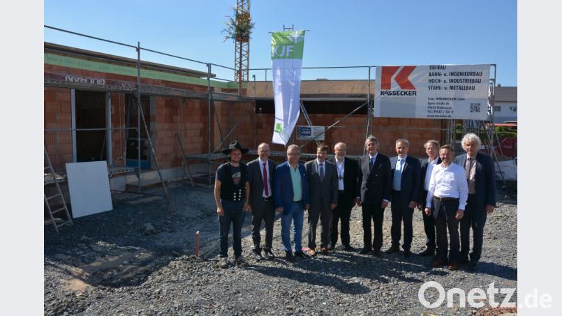 Zahlreich vertreten war die politische Prominenz beim Richtspruch für den Erweiterungsbau der Stiftlandwerkstätten St. Elisabeth. Mit dabei (von links) Holzbau-Ingenieur Michael Etterer, Hans Horn (Geschäftsführer KJF-Werkstätten), Bezirksrat Toni Dutz, KJF-Direktor Michael Eibl, Stadtpfarrer Anton Witt, Regierungspräsident Axel Bartelt, Bürgermeister Roland Grillmeier, Einrichtungsleiter Dr. Karl Kick, MdL Tobias Reiß und Landrat Wolfgang Lippert. Bild: jr