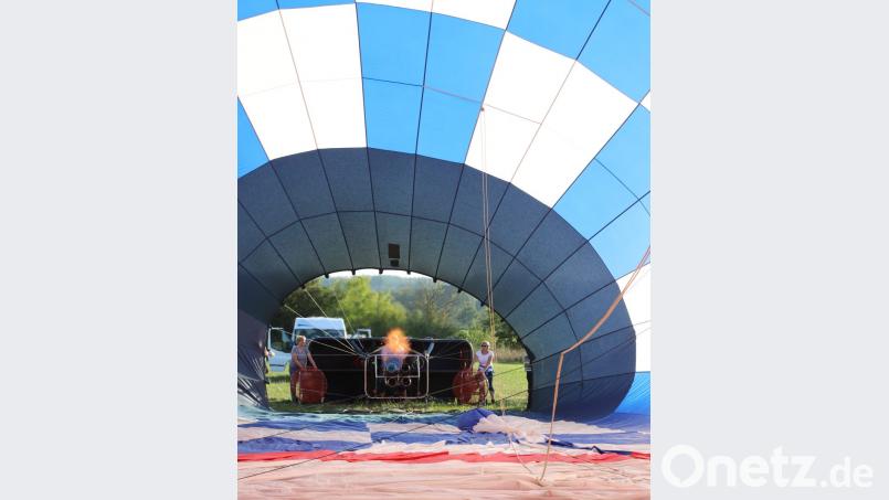Die Luft im Ballon wird mit Brennern erwärmt. Bild: Gerhard Götz