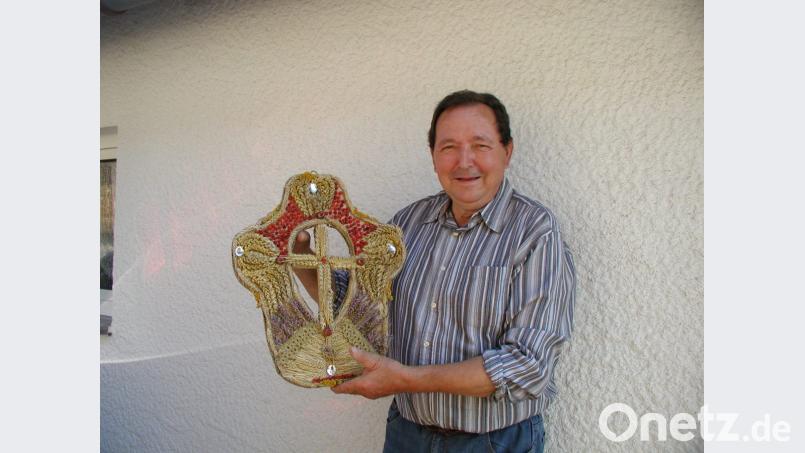 Michael Nickl präsentiert stolz sein Kräuterkreuz. Bild: gis