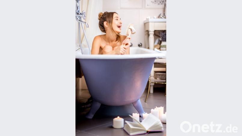 Eine Auszeit in der Badewanne entspannt nicht nur Körper und Geist, sondern macht meistens sogar richtig glücklich. Bild: rh2010 – stock.adobe.com