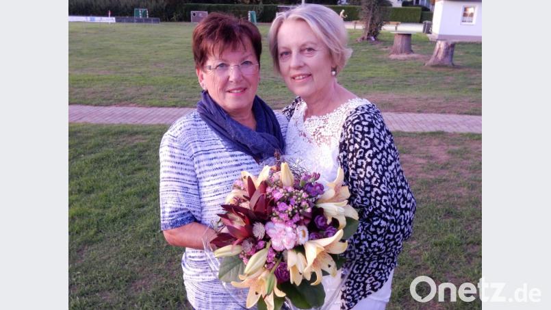 Die Abteilungsleiterin der Abteilung Turnen der SpVgg Pfreimd Brigitte Hirmer (links) ehrte Hannelore Jahn (rechts) für ihre 30-jährige Tätigkeit als Übungsleiterin mit einen Blumenpräsent. Bild: hir