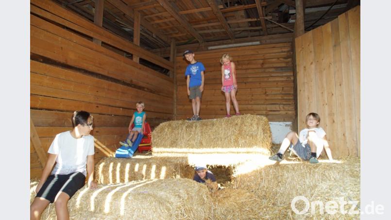 Zum Hüpfen oder als Versteck werden die Strohballen von den Kindern gerne genutzt. Bild: mmj