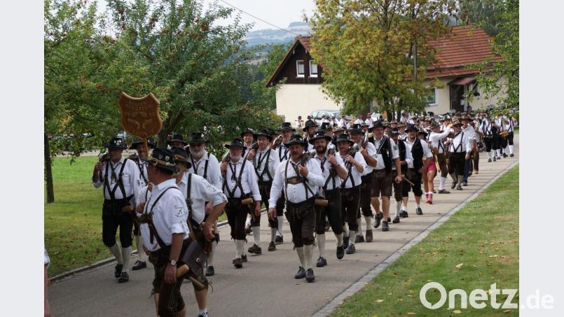 Die Abordnung der Kastler Böllergruppe auf den Weg zum Platzschießen. Bild: rwo