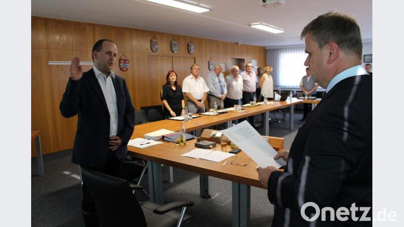 Bürgermeister Karlheinz Budnik (rechts) vereidigt den neuen Stadtrat Andreas Egeter (links). Bild: Lowak