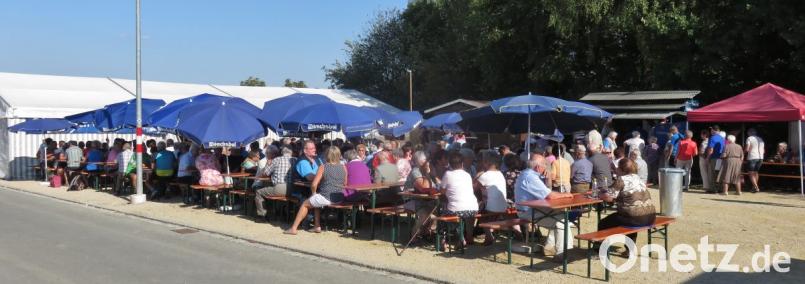 Die Sonne meinte es am Seniorennachmittag so gut, dass sowohl auf dem Festplatz hinter der Bergkirche als auch im Bierzelt Schwitzen angesagt war. Bild: rha