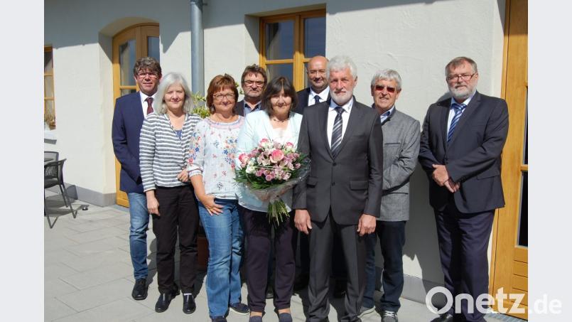 Gesamtwerkstattleiter Josef Kastner (Dritter von rechts) wird von der Führung des Heilpädagogischen Zentrums Irchenrieth in den Ruhestand verabschiedet. Bild: grm