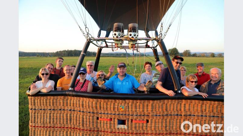 Los geht’s: Ballon-Pilot Schorsch Höcherl (Mitte) hat seine Gäste gut im Korb platziert. Bild: Gerhard Götz