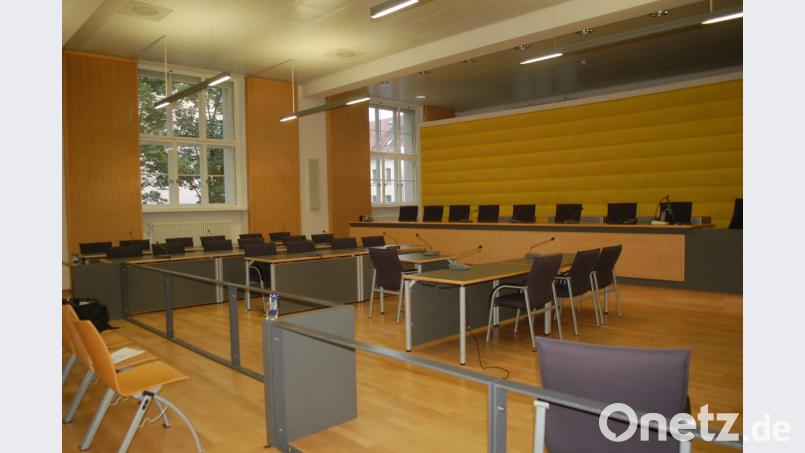 Der Sitzungssaal 104 ist für den Wolbergs-Prozess bereits umgestaltet worden: Für die zehn Verteidiger der vier Beschuldigten wurden weitere Tische aufgebaut. Bild: Hanna Gibbs