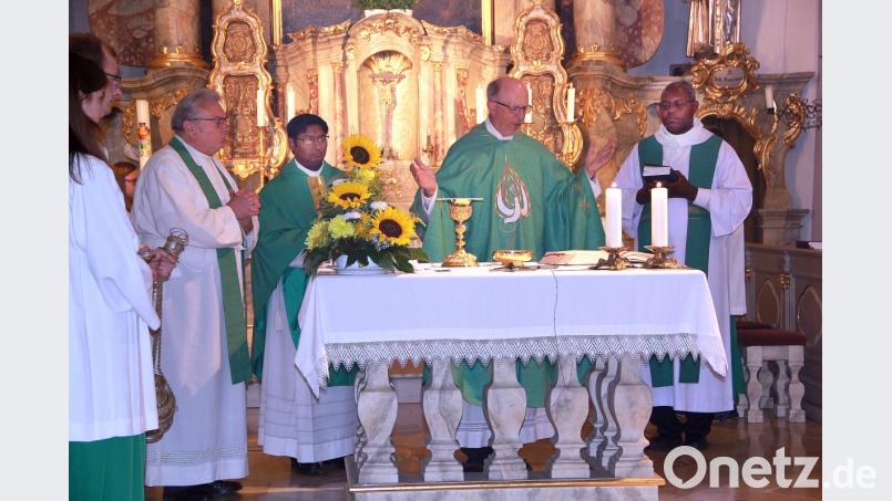 In Konzelebration feierten Ruhestandspfarrer Max Stigler, Kaplan William Akkala, Pfarrer Herbert Rösl und Urlaubsvertreter Abbé Fulgence Coly (von links) das Messopfer in der Pfarrkirche St. Martin. Bild: boj