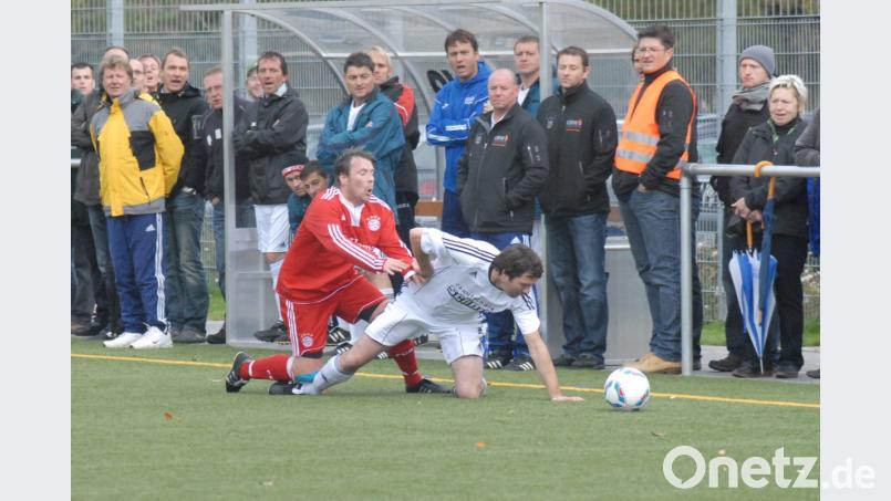 Wenn der SV Raigering (weiße Trikots) und der FC Bayern München (rot) zusammentreffen, dann geht&#039;s zur Sache. Hinten links Raigerings Erfolgstrainer Richard Lengfelder (gelbe Jacke). Bild: gth