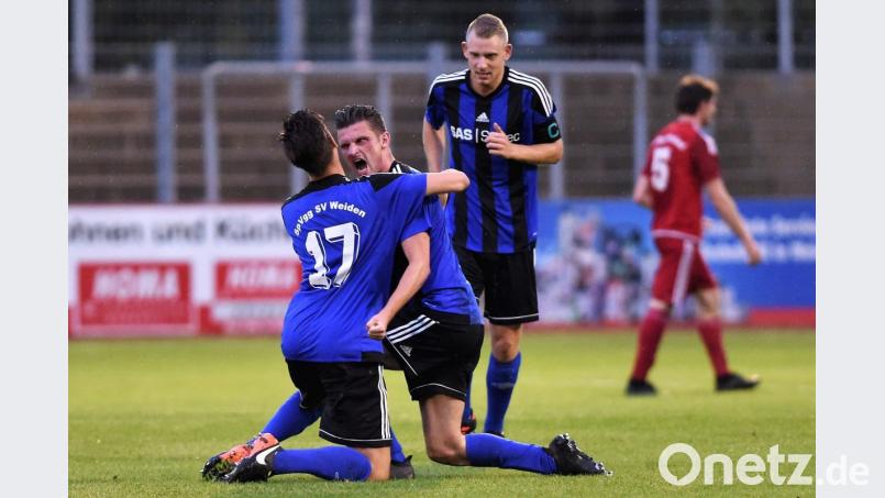 Da freut sich einer aber richtig: Josef Rodler (Mitte) bejubelt einen Treffer bim letzten Heimspiel gegen Pfreimd. Gegen Ettmannsdorf am Freitag würde er seine Freude natürlich am liebsten wieder rausschreien. Bild: Büttner, Gerhard