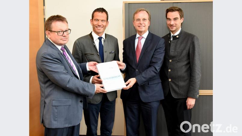 Professor Erich Bauer und Bundestagsabgeordneter Albert Rupprecht übergeben den Schlussbericht zum Aufbau des Kompetenzzentrums für Produktionstechnologie an Staatssekretär Thomas Rachel (von links). Stephan Oetzinger will das Projekt ebenfalls vorantreiben. Bild: exb