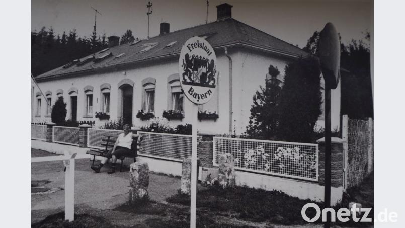 Das ehemalige Zollamt direkt an der Grenze. Das Gebäude ist heute in Privatbesitz. Bild: gz