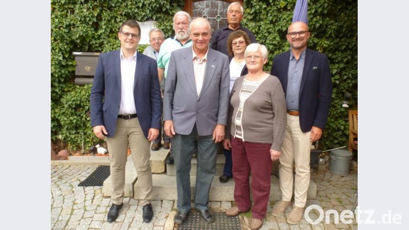 Kreisgeschäftsführer Bernd Steinkirchner (links) und Bürgermeister Maximilian Beer (rechts) gratulierten dem gewählten Führungsteam des VdK-Ortsverbandes. Bild: mad