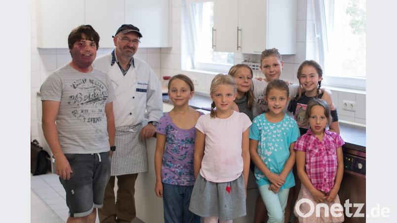 Lecker und Bio sind die Gerichte, die die Kinder mit Günther Erhardt zubereiten. Bild: den