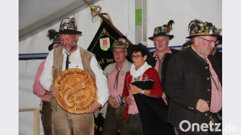Die Freunde von der Leintaler Böllergruppe hatten eine herrliche Böllerscheibe als Gastgeschenk mitgebracht. Bilder (frd) Bild: frd