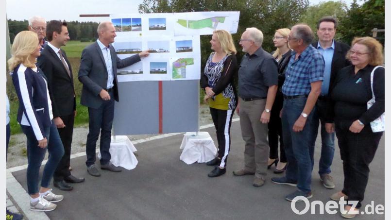 Ortstermin zum geplanten Sportpark: (von links) Bezirkstagskandidatin Andrea Lang, Landtagskandidat Stephan Oetzinger, zweiter Bürgermeister Alexander Radlbeck, Landtagskandidatin Dagmar Nachtigall, CSU-Ortsvorsitzender Dieter Schwab. Bild: fsb