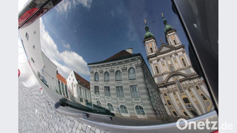 Der Geschändete Heiland in der Basilika (rechts im Spiegelbild der Heckscheibe eines geparkten Autos am Basilikaplatz) wird einmal im Jahr besonders verehrt. Bild: tr