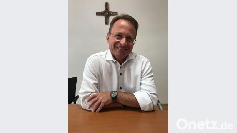 Manches müsse dem Kontext der Liturgie untergeordnet werden, erklärt der Vohenstraußer Dekan Alexander Hösl. Wenn die Lieblingslieder des Verstorbenen allzu weltlichen Inhalts seien, empfiehlt er, sie nach Beendigung der kirchlichen Feier auf dem Friedhof zu spielen. Bild: Gabi Eichl