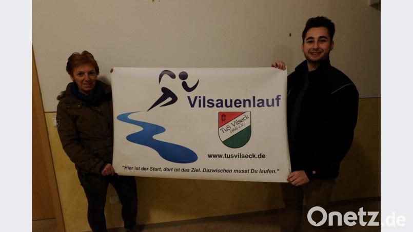 TuS-Vorsitzende Cornelia Ruppert (links), und Organisator Dominik Gruber präsentieren das Logo des Vilsauenlaufs. Bild: exb
