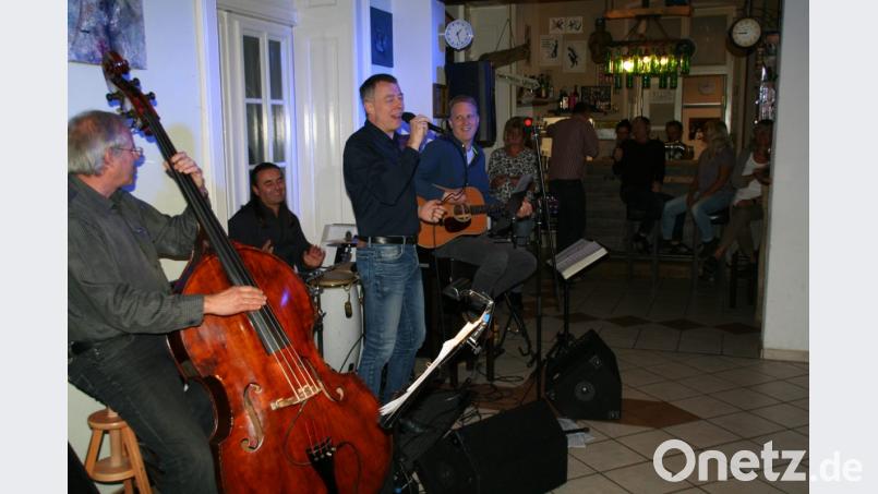„Simply Two“ gefällt mit Klassikern der Rockmusik im &quot;Schaffnerlos&quot;. Bild: fpoz