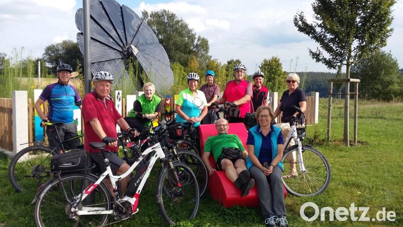 Vor den Solarblumen im Bürgerpark Krummennaab legen die Radler des FGV Neusorg eine Verschnaufpause ein. Bild: öt
