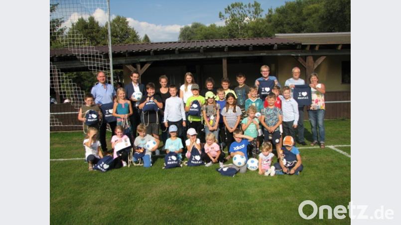 Das Bilderrätsel der CSU Mantel wurde von den Kindern der Marktgemeinde dankend angenommen. Die erfolgreichen Teilnehmer bekamen con Christoph Müller (hinten, Dritter von rechts) und seinen Parteifreunden kleine Preise. Bild: knh