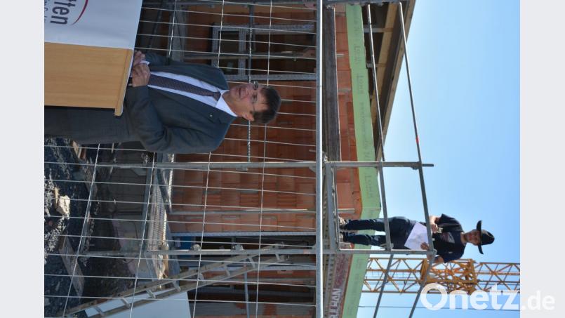 KJF-Direktor Michael Eibl (unten) und Holzbau-Ingenieur Michael Etterer oben auf dem Dach. Bild: jr