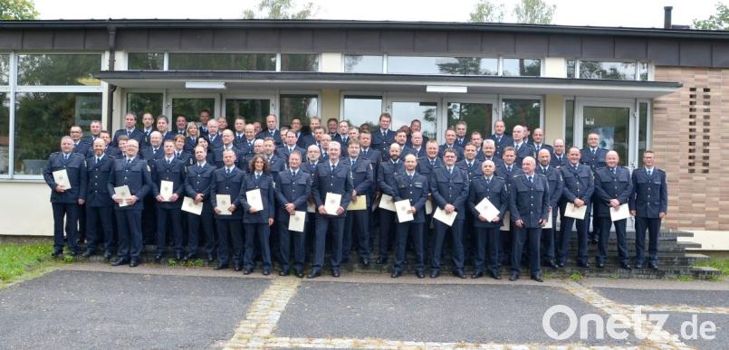 68 Bundespolizeibeamte konnten nach dem Auftstiegslehrgang ihre Beförderungsurkunden entgegen nehmen. Den silbernen Stern auf die Schulterklappen gab es obendrauf. Bild: exb
