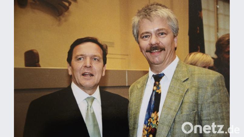 Ein Bild aus dem Jahr 1998: Reinhold Strobl trifft den SPD-Bundeskanzler Gerhard Schröder im alten Bundestag in Bonn. Bild: Privat