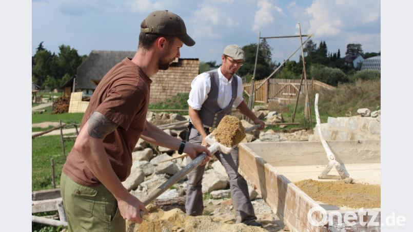 Muskeln statt Maschinen. Auf der Mittelalterbaustelle heißt es Kräfte einteilen. Bild: m