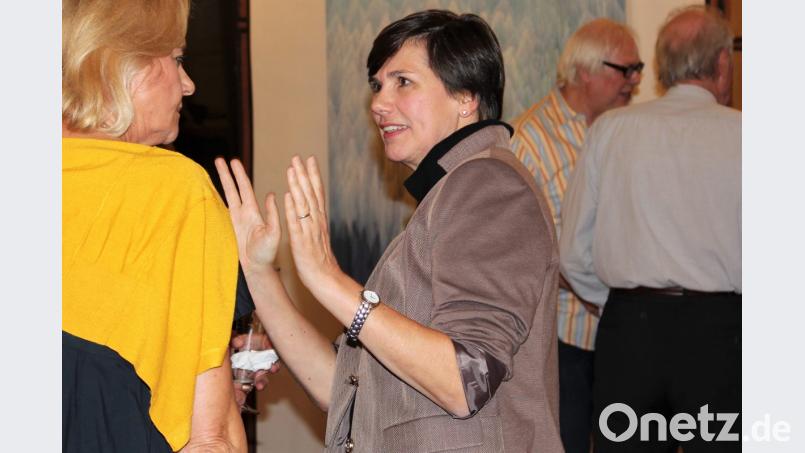 Astrid Schröder im Gespräch - im Hintergrund ihr Werk "Schwingung". Bild: Dagmar Williamson