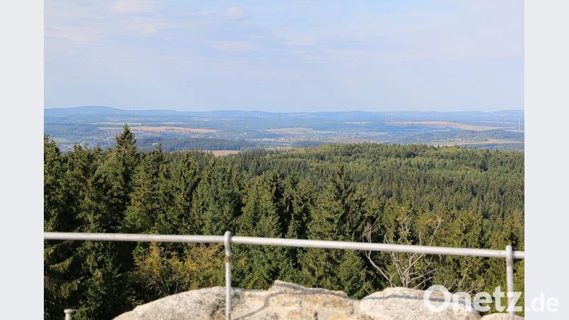 Bei schönem Wetter reicht die Sicht auf der Plattform des Weißensteins auch weit nach Oberfranken. Bild: bsc