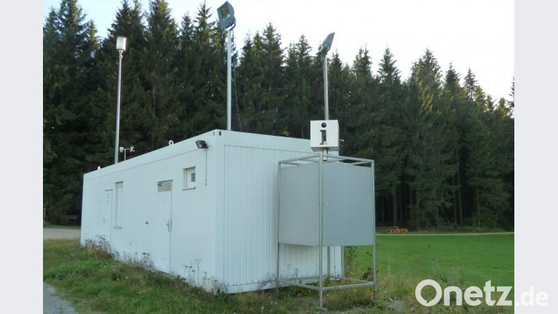 Der Langlauf-Container des Wintersportvereins in Nähe der Ortschaft Schwand soll in ein Gemeinschaftshaus integriert werden. Deshalb gibt es auch Pläne für die Nutzung im Sommer. Bild: Portner