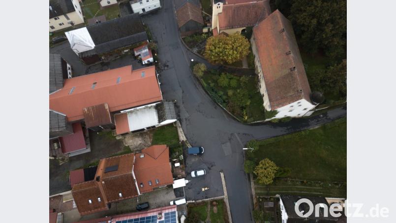Der Thannhausener Schlossplatz von oben: In einer Bürgerbefragung ließ ein Anwohner verlauten, er wäre bereit sein Grundstück, Flächenummer 81, zu verkaufen. Dort würden die Planer gerne eine Art Dorfplatz mit großem Baum gestalten. Bild: dtr