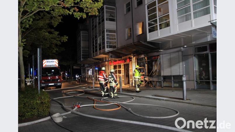 Brand in einer Sparkasse in Regensburg. Unbekannte wollten einen Geldautomaten sprengen. Bild: Alexander Auer