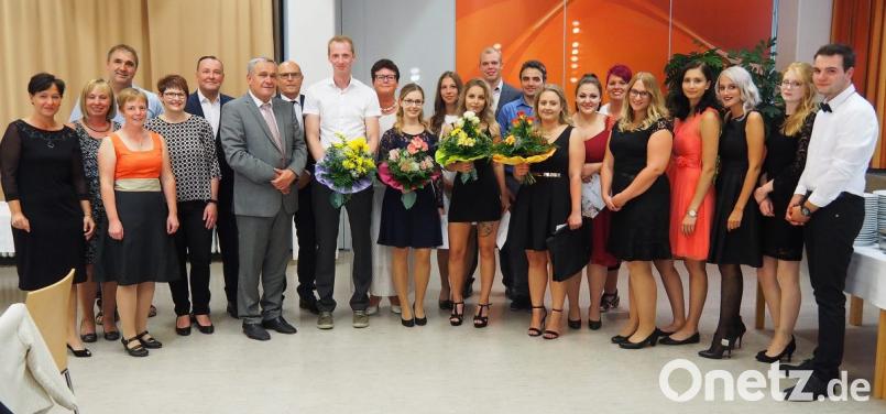 Die erfolgreichen Absolventen der Krankenpflege-Ausbildung an der Akademie für Gesundheit der Kliniken Nordoberpfalz "New Life" zusammen mit Dozenten und Ehrengästen. Bild: Bühner