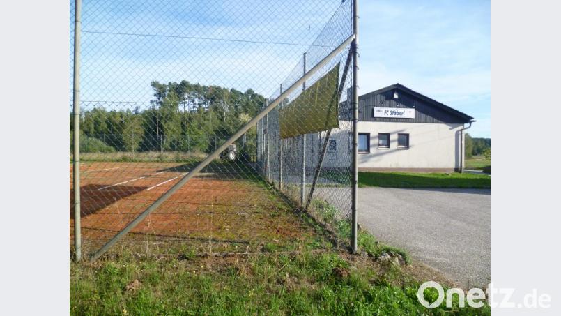 Die ehemalige Freihunger Tennisanlage wird nach Beschluss des Marktgemeinderats in den Kommunikations- und Begegnungsplatz für Jung und Alt umgebaut und „Freie Bergwerksarena“ heißen. Bild: usc