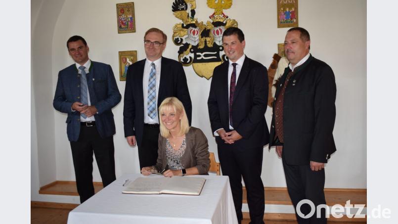 Im Rittersaal der Burg Trausnitz trug sich Staatssekretärin Carolina Trautner MdL ins Goldene Buch der Gemeinde ein. Mit dabei waren: (von links) Landrat Thomas Ebeling, MdL Alexander Flierl, Bürgermeister Martin Schwandner und Landtagskandidat Manfred Wendl. Bild: bnr