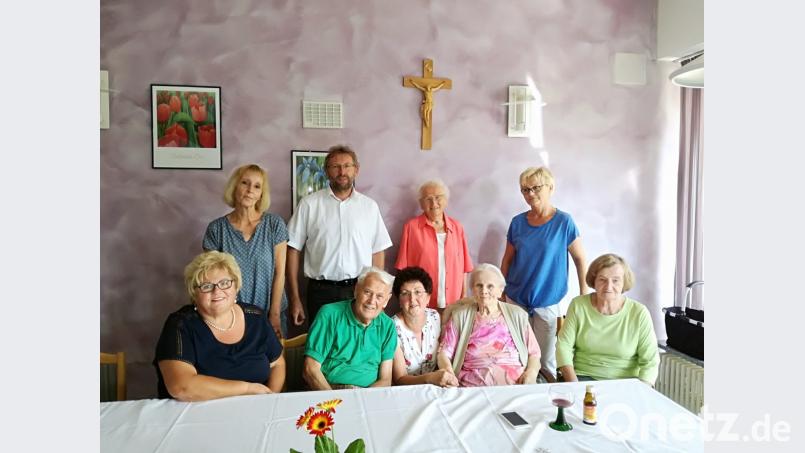 Cilli Gerlang, Hermann Schraml, Regina Nickl (hinten von links) sowie die langjährigen Freundinnen Christa, Evi und Vroni und Margot gratulieren Anneliese Eberhardt (vorne, Zweite von rechts) zum 85. Geburtstag. Bild: jzk