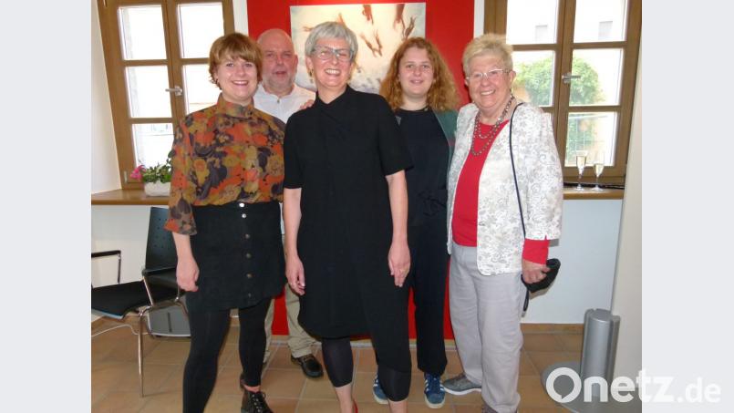 Friederike Breier (Mitte) mit ihrer Familie und Mutter Rosa Schießl vor einem großflächigen Bild der Künstlerin. Bild: Portner