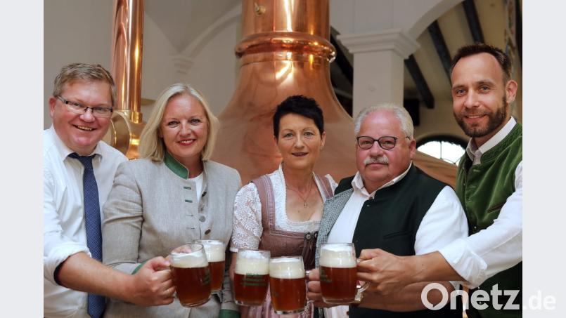 Sie stoßen schon mal auf die Michaeli-Dult an, die am Freitag, 21. September, beginnt und bis Mittwoch, 3. Oktober, dauert. Von links: OB Michael Cerny, Petra Strobl (Amberger Congress Marketing), das Festwirt-Ehepaar Brigitte und Josef Hirsch sowie Brauerei-Chef Franz Kummert. Bild: wsb