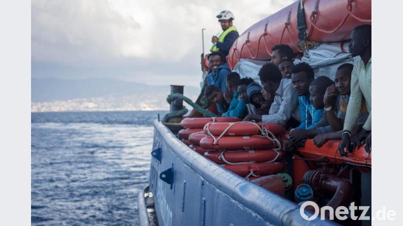 Seit Jahren ist Fotograf Erik Marquardt vor Ort unterwegs: in Afghanistan, entlang der Balkanroute oder – wie im Bild zu sehen – im Mittelmeer. Am 27. September spricht der 30-Jährige in Weiden. Bild: Erik Marquardt