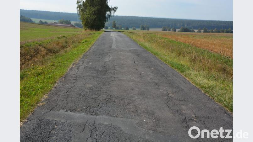 In der Gemeinde Leonberg mit ihren zahlreichen Dörfern müssen in den kommenden zehn Jahren 24 Straßen saniert werden. Dazu zählt auch die 2,5 Kilometer lange Gemeindeverbindungsstraße von Großensees nach Zirkenreuth. Bild: jr