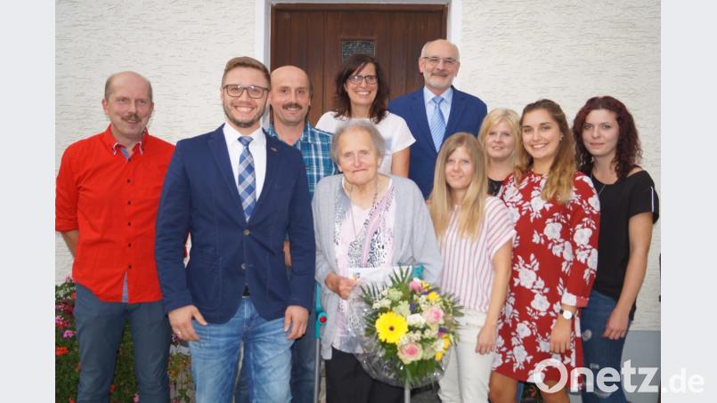 Maria Adam (vorne, Mitte) freut sich an ihrem 85. Geburtstag unter anderem über die Glückwünsche ihrer Kinder und Enkel sowie der Gemeindevertreter. Bild: du