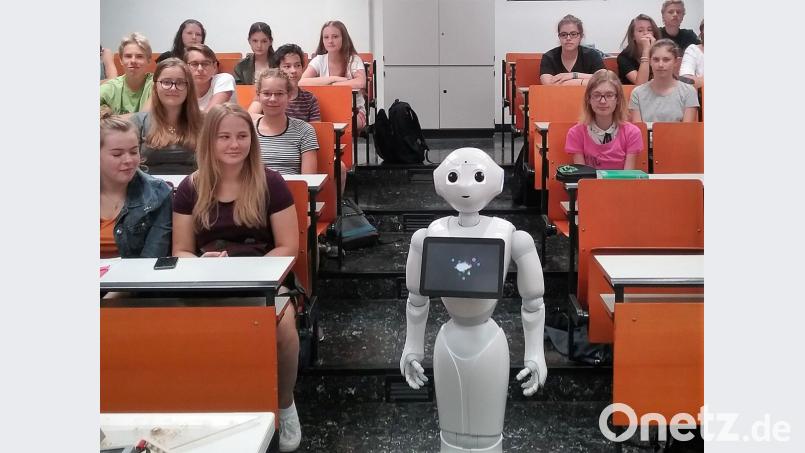 Roboter zu Gast: Emily Pepper besucht die Klasse 8a des Max-Reger-Gymnasiums. Bild: MRG/exb