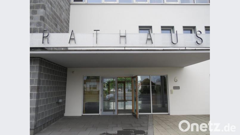 Mit einer Schiebetür wird der Haupteingang des Rathauses in Altenstadt barrierefrei. Die Mittel und die Auftragsvergabe hat jetzt der Gemeinderat beschlossen. Bild: adj
