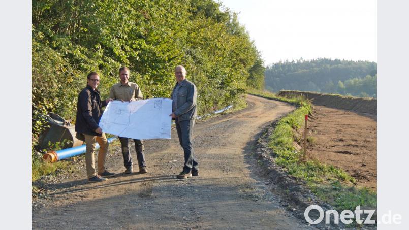 1. Bürgermeister Walter Schauer (rechts) mit Wolfgang Vetter (links) und Tobias Baumer. Bild: rkp