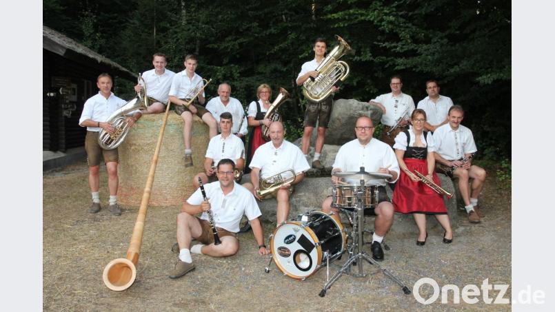 Die Blaskapelle Waldkirch mit Chef Bernhard Träger (links) freut sich schon auf den &quot;Böhmischen Herbst&quot;. Bild: pi
