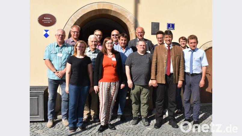 Das Institut für Energietechnik (IFE) kommt beim 9. Energieeffizienz-Netzwerktreffen in Grafenwöhr zusammen. Professor Dr.-Ingenieur Markus Brautsch (rechts) hält einen Fachvortrag. Bild: rgr